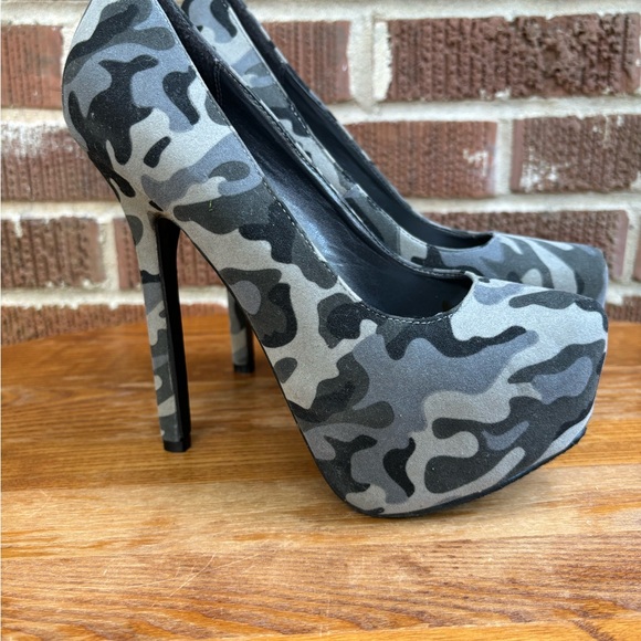 Breckelle’s Black Gray Animal Print High Heel Stiletto Shoes Size 6 - Picture 1 of 10